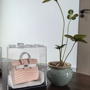 Pink colors luggage hangers, window display items, desk decorations